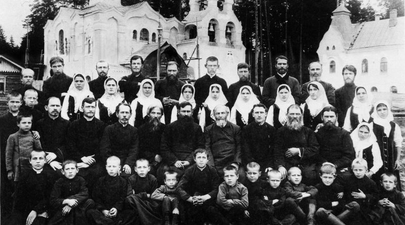 А.И. Морозов с участниками своего хора на фоне Захарьинской церкви 800x445